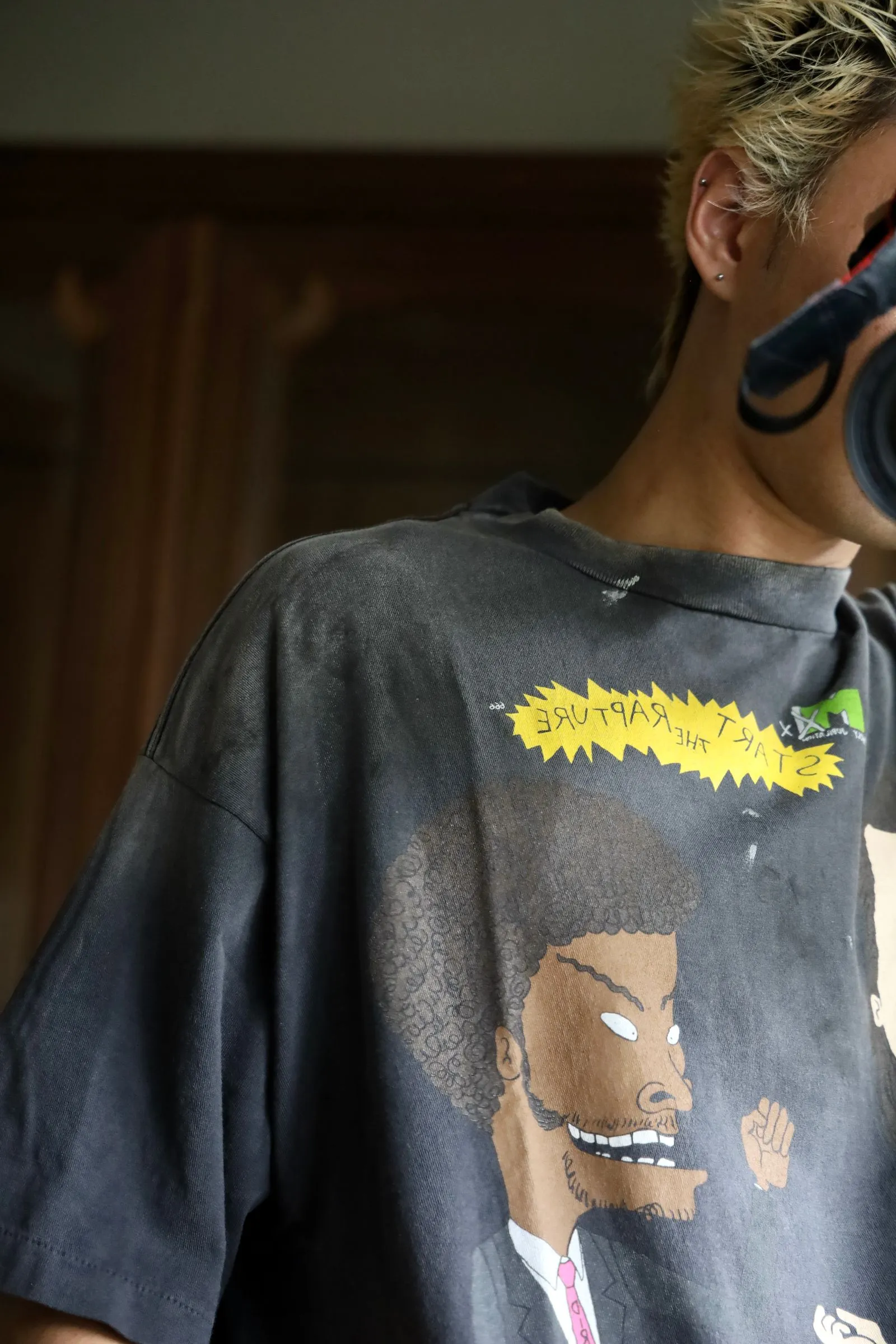 SAINT Mxxxxxx RAPTURE SS TEE/BLK Beavis and Butt-Head anime character TEE. Washed black S-XL. The print is from the characters of the American classic animation "Beavis and Butt-Head". It also pays tribute to the two classic killer characters in "Pulp Fiction". It is very witty and humorous. The whole garment is washed again.
